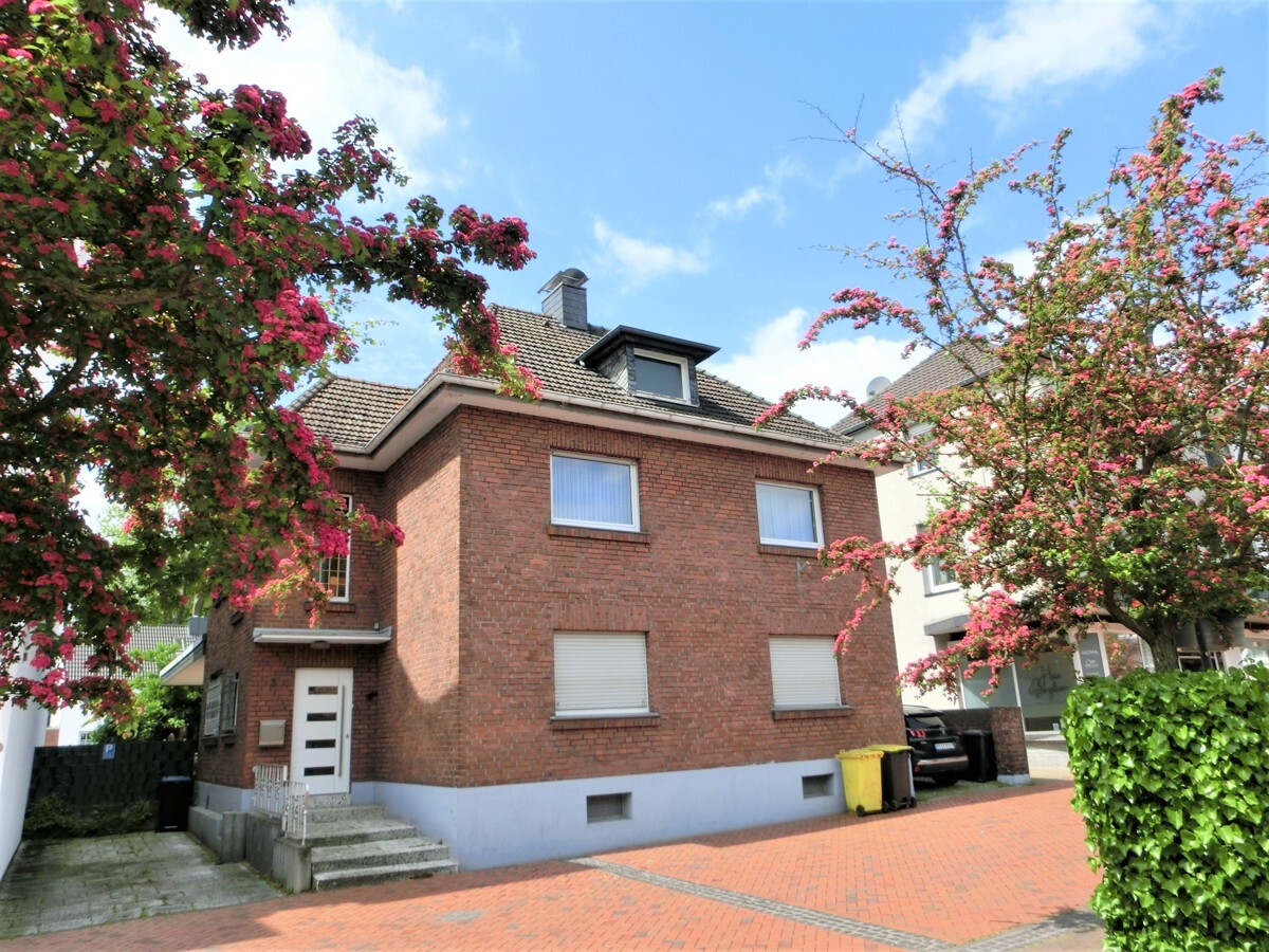 TOP Lage - direkt am Johann-Breuker-Platz