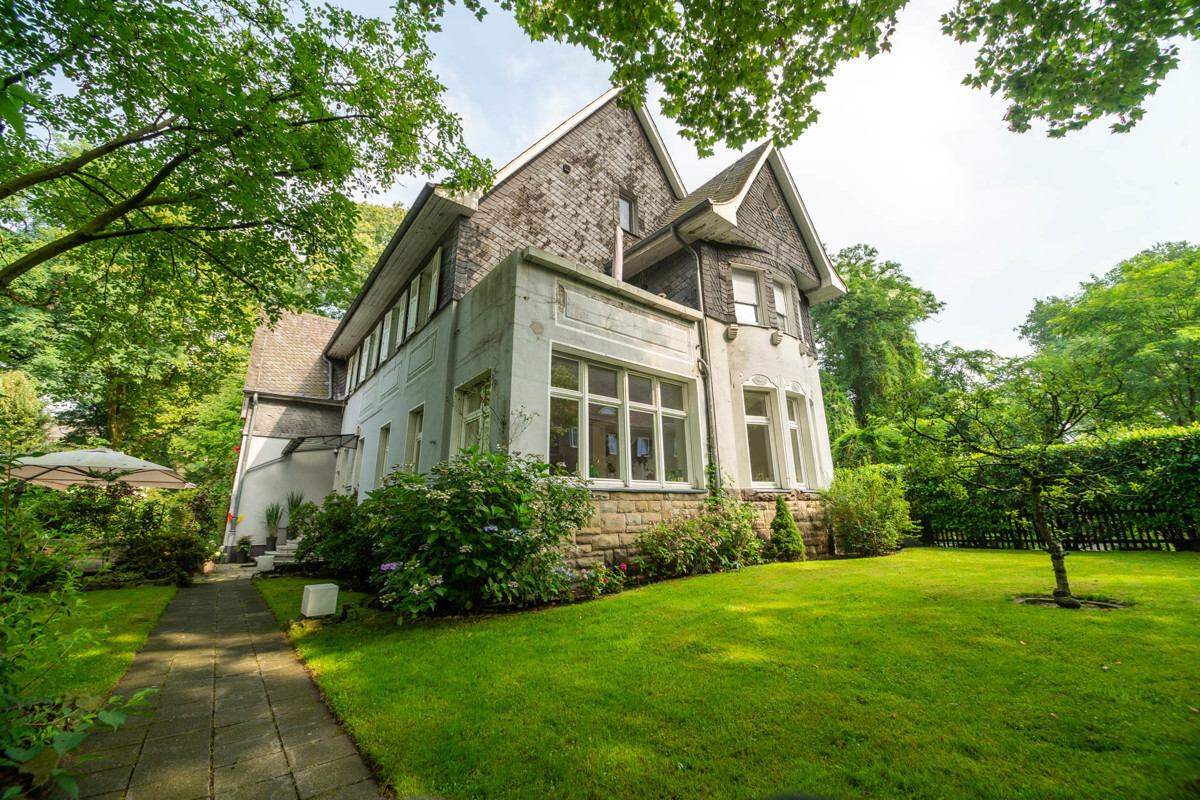 TOP Eigentumswohnung 
im Erdgeschoss
mit großem Garten 
+ möblierte Einliegerwohnung