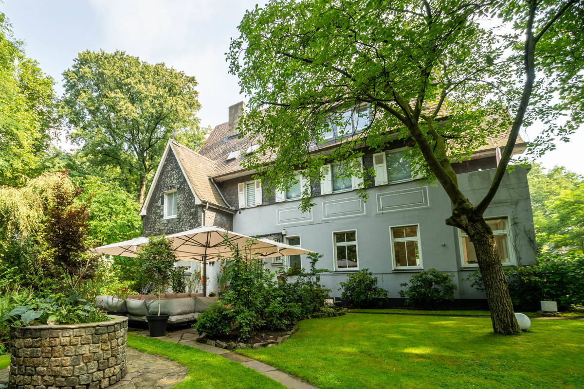 TOP Eigentumswohnung 
im Erdgeschoss
mit großem Garten 
+ möblierte Einliegerwohnung