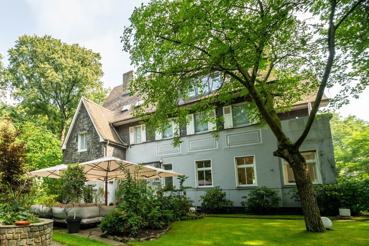 sanierte Dachgeschosswohnung
mit großem Garten
im Villen-Viertel von Oberhausen