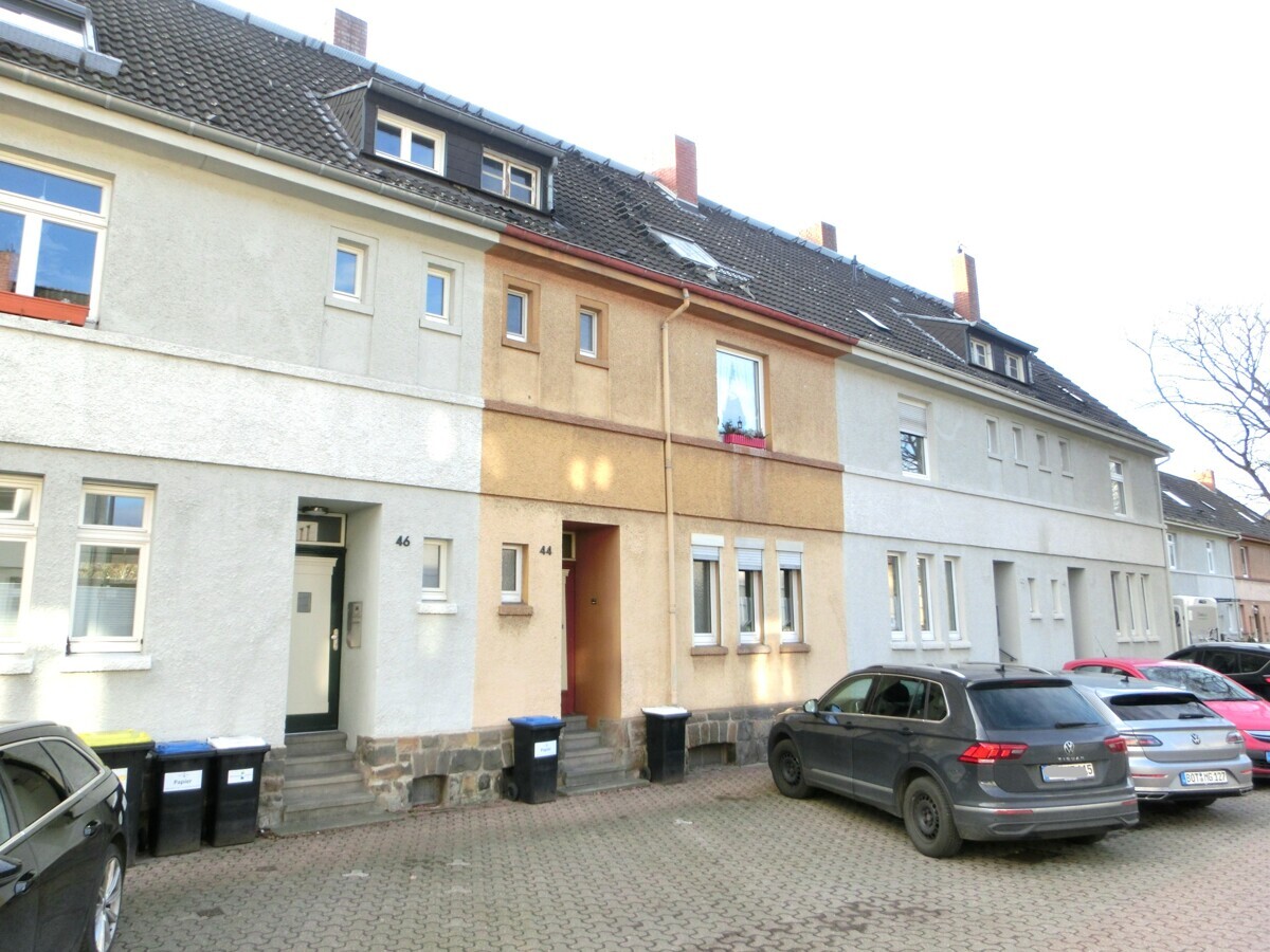 Zwei-Familien-Haus
EG: vermietet + OG: vermietet
mit großem Garten