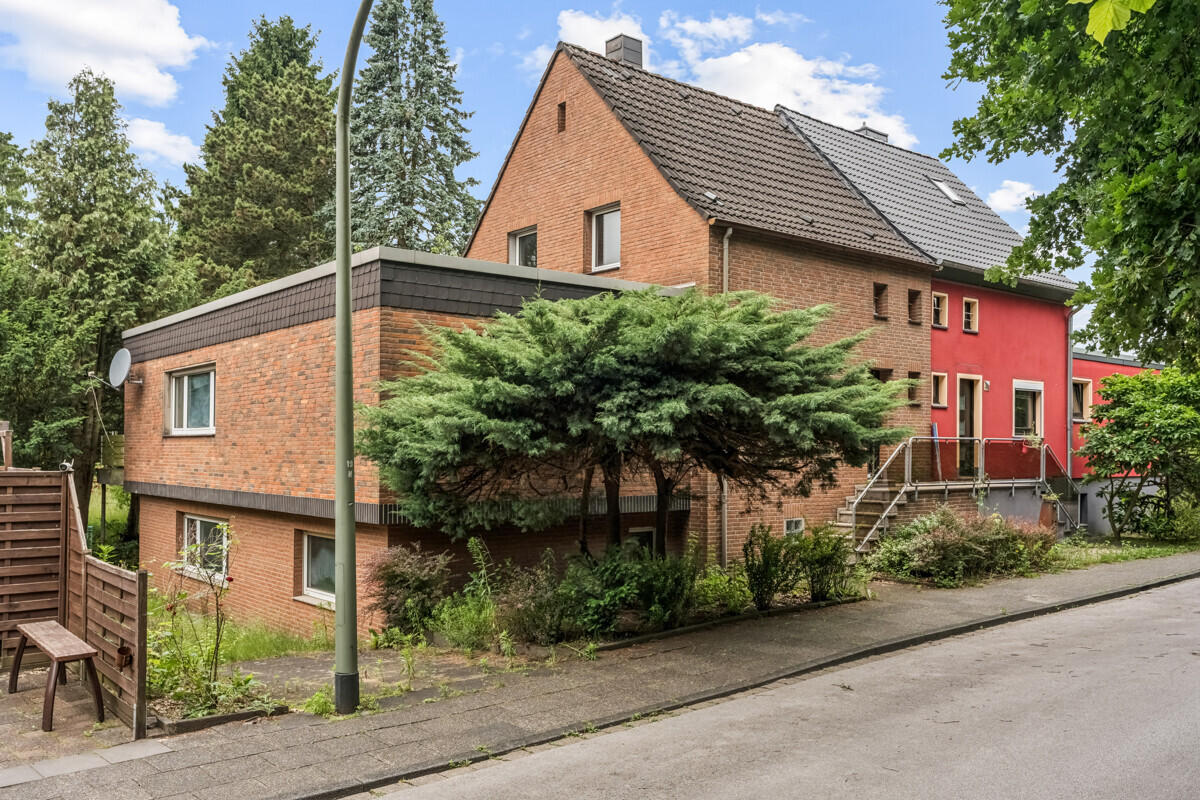 Doppelhaushälfte
mit großem Garten