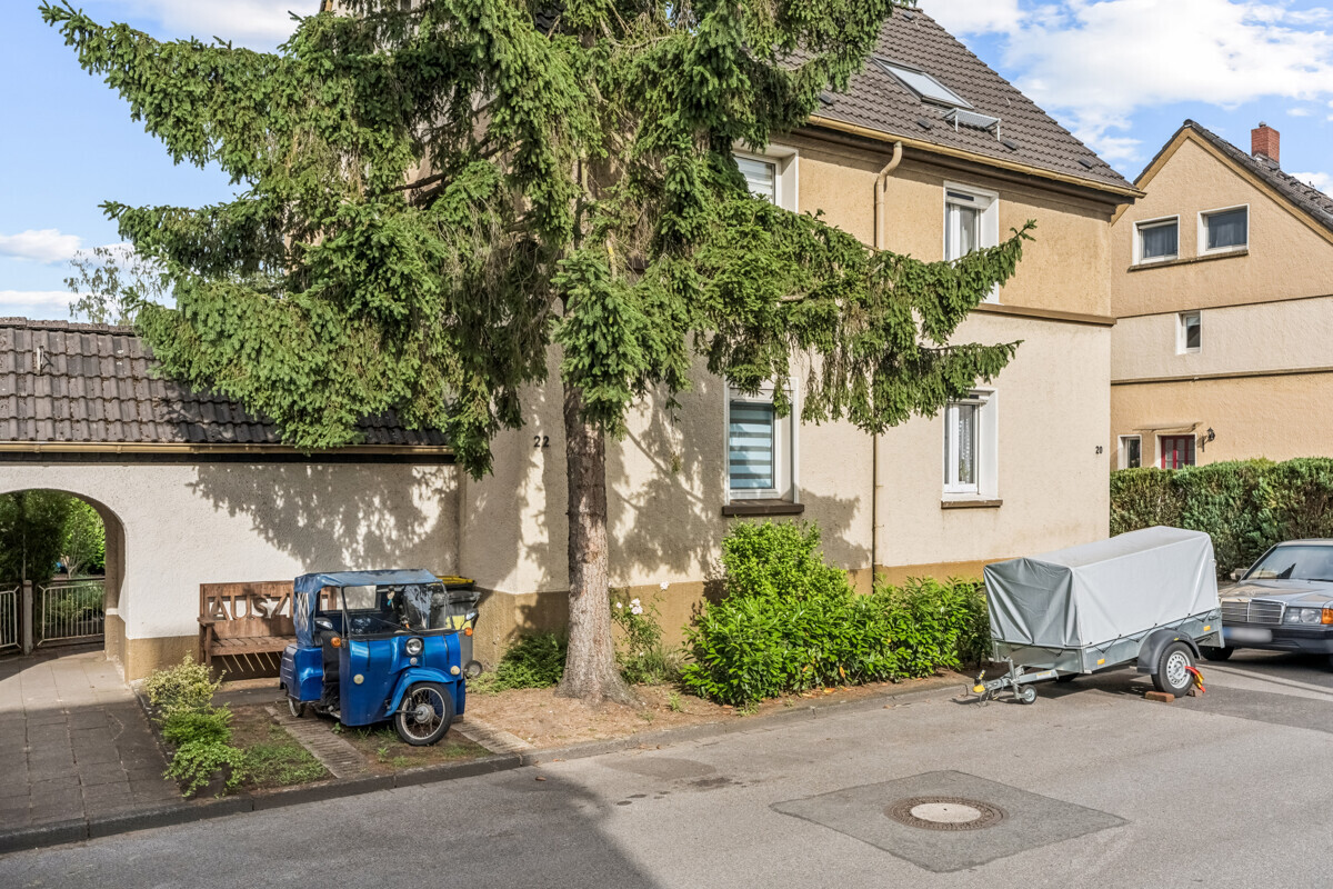 vermietete Doppelhaushälfte 
mit großem Garten