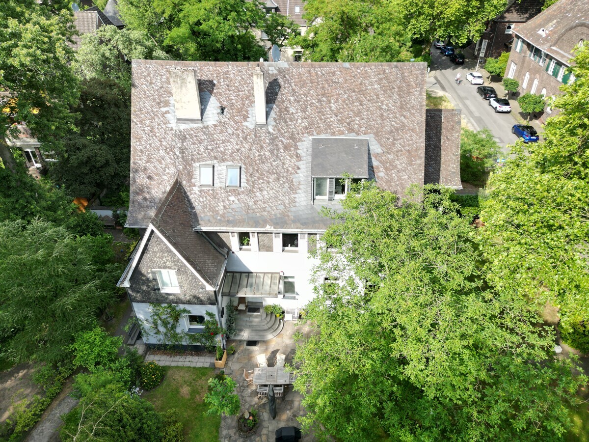 TOP sanierte Dachgeschosswohnung 
mit großem Garten in denkmalgeschützter Villa