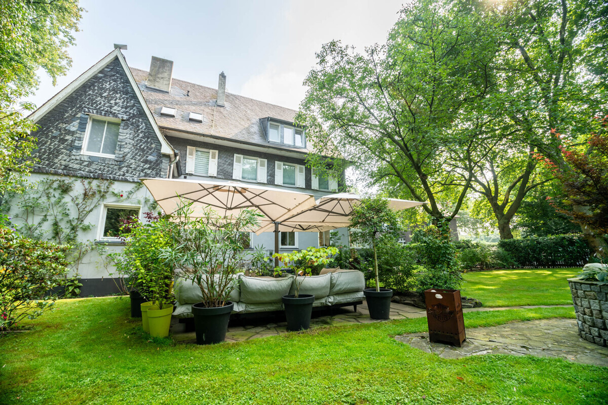 TOP sanierte Dachgeschosswohnung 
mit großem Garten in denkmalgeschützter Villa