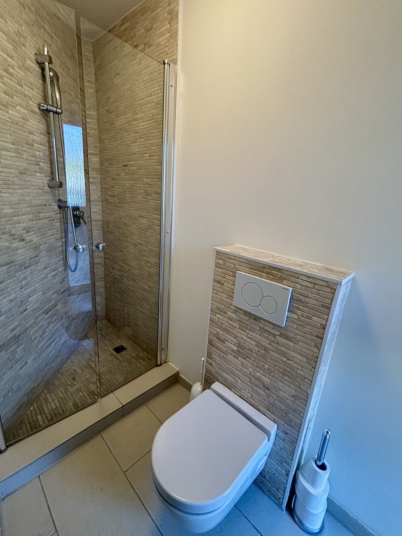 Gäste-WC mit Dusche