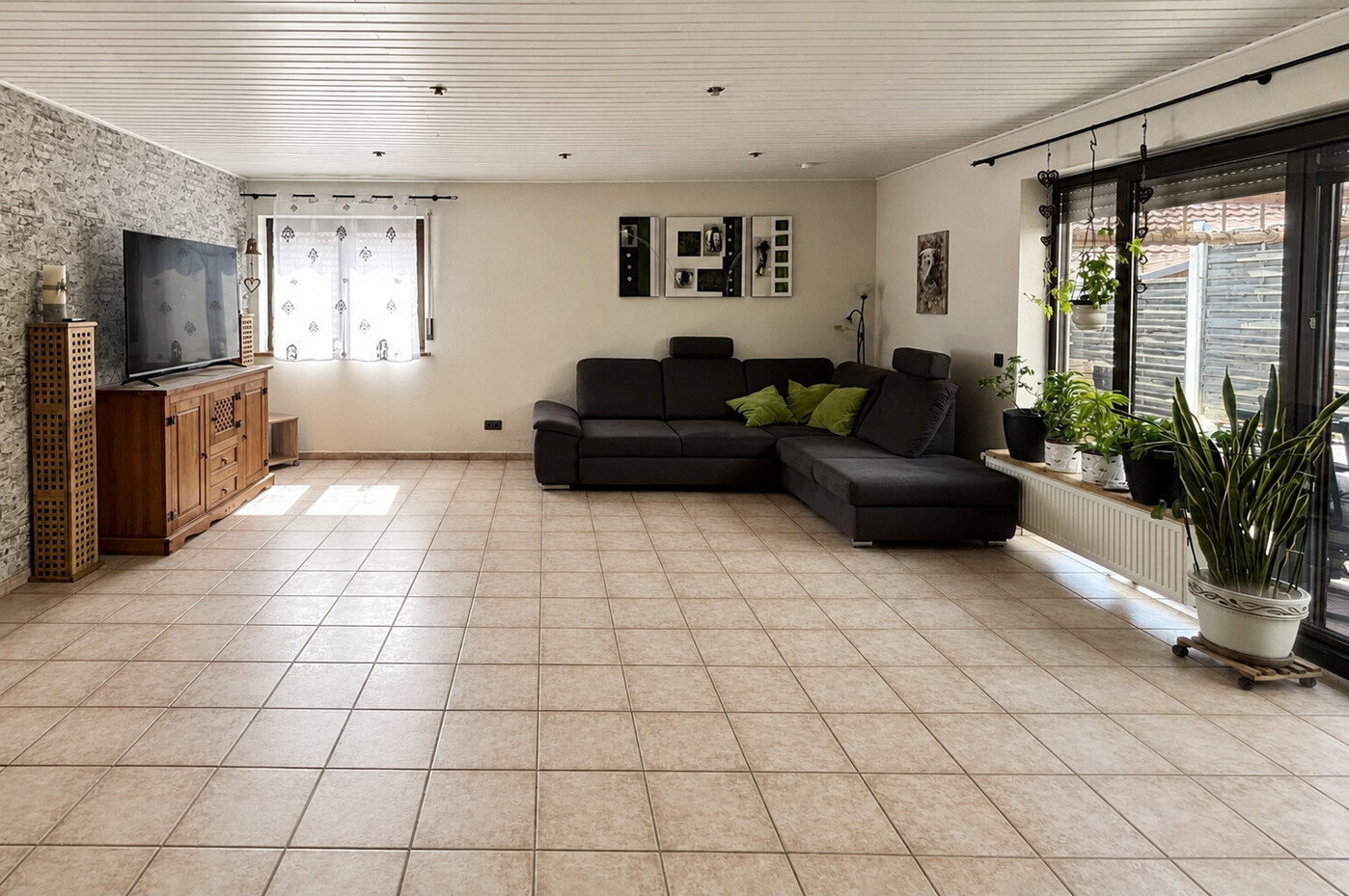 großzügiges Wohnzimmer