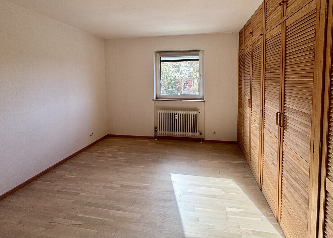 großzügiges Schlafzimmer