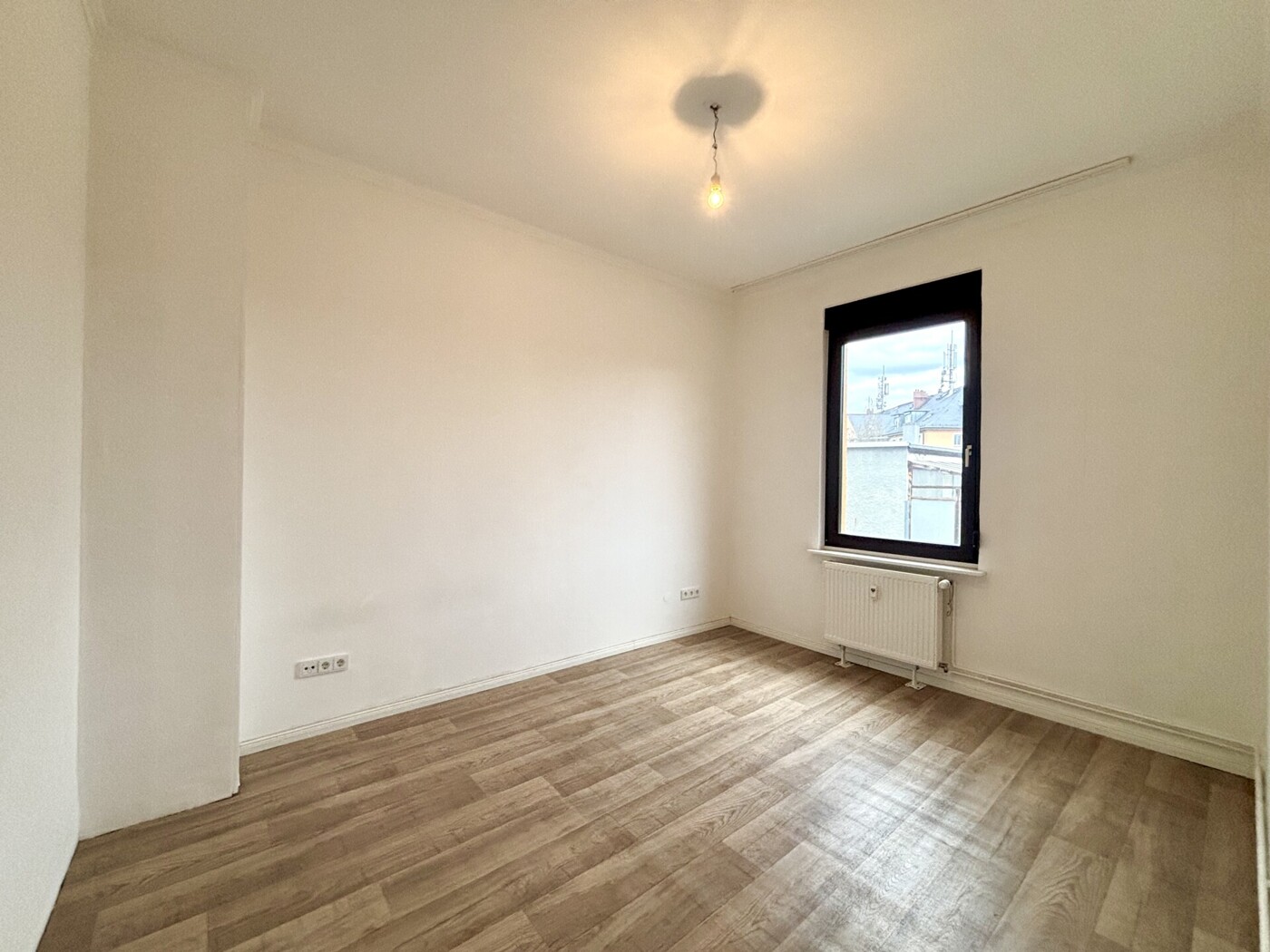 großzügiges Schlafzimmer