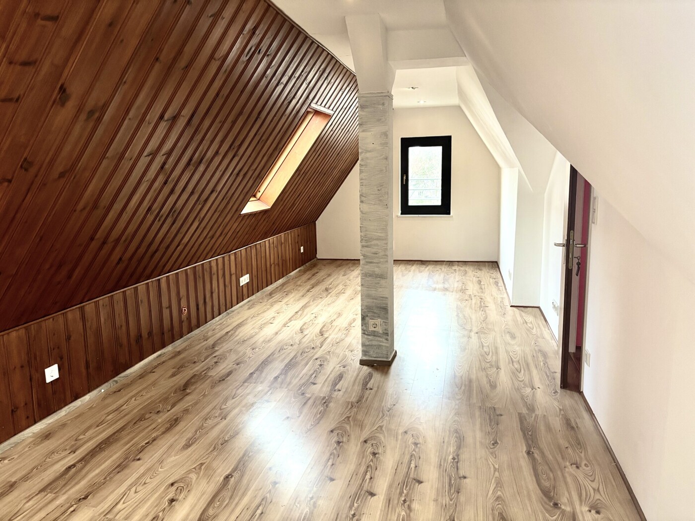großzügiges Zimmer DG