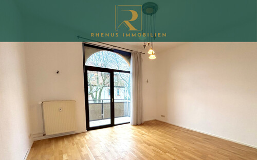 lichtdurchflutetes Wohnzimmer