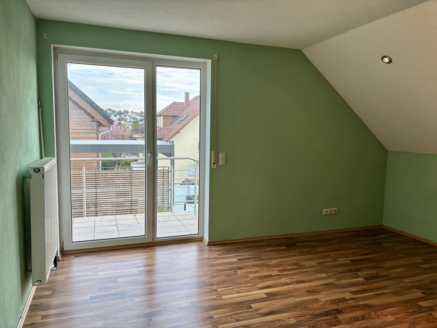 Zimmer mit Balkonzugang
