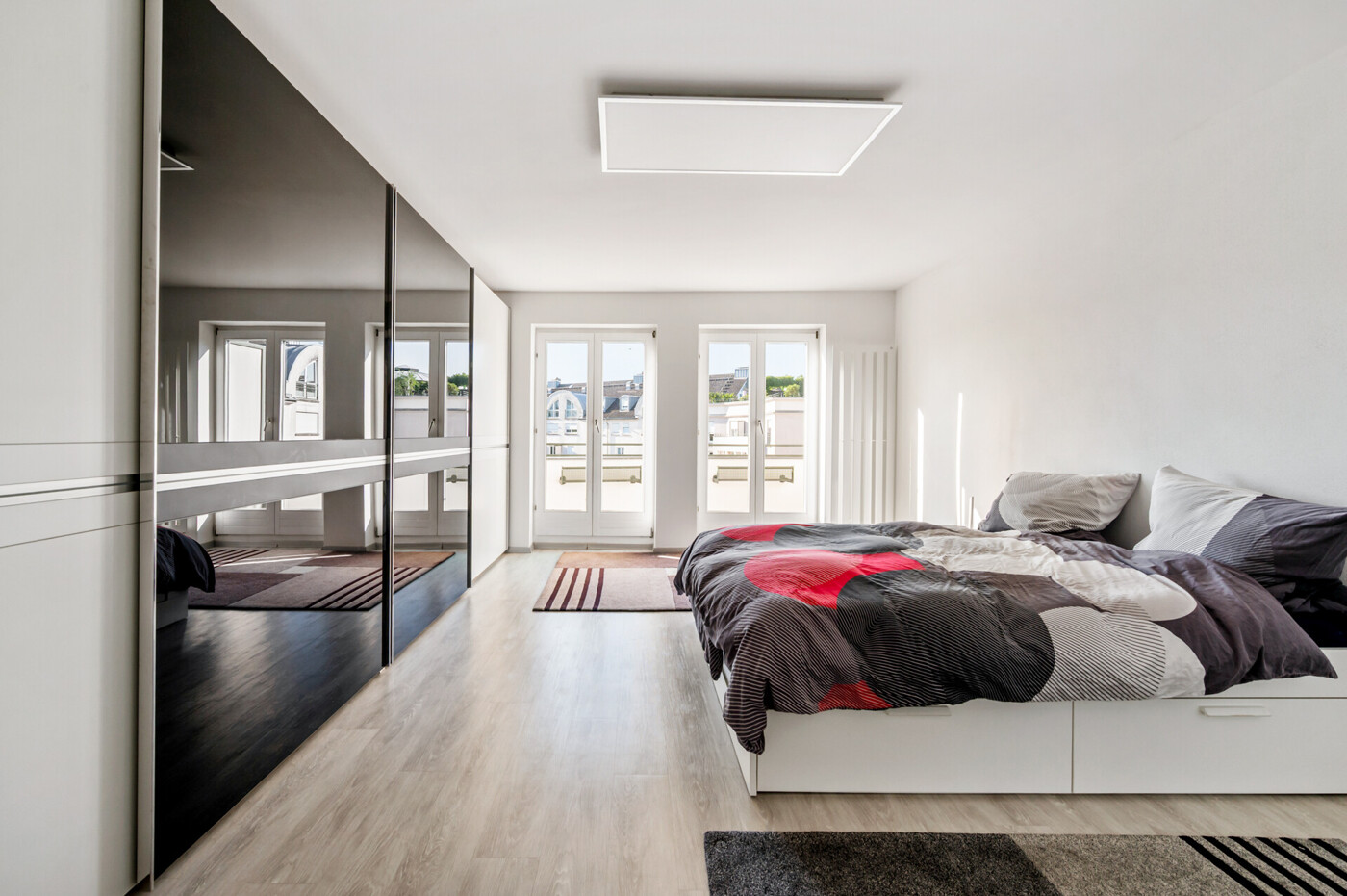 lichtdurchflutetes Zimmer