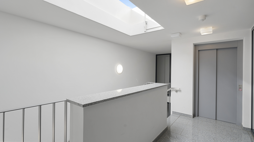 Treppenhaus mit Aufzug