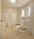 Badezimmer mit Dusche und Badewanne-WM Stellplatz