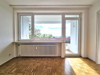 Fensterfront mit Balkonaustritt