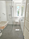 Bad mit bodengleicher Dusche+Handtuchheizkörper