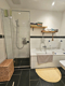 Bad mit Badewanne und Dusche