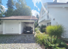 Ansicht Garage und überdachter Carport mit Ladestation