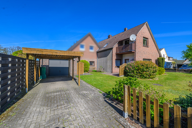 Rückansicht und Garage