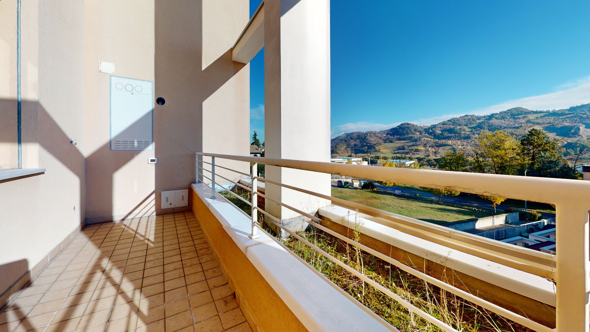 BLM2nW6q51K-Balcony