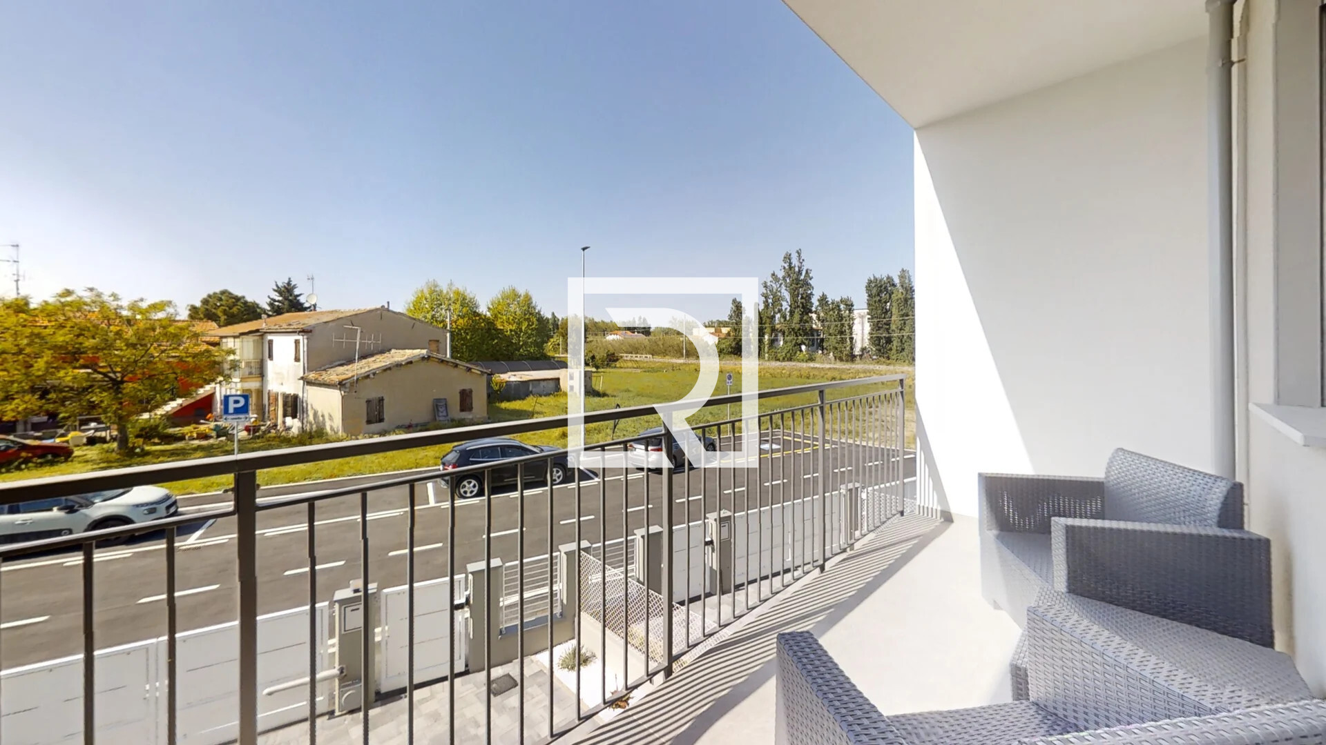 mQoTZiQ4dHE-Balcony