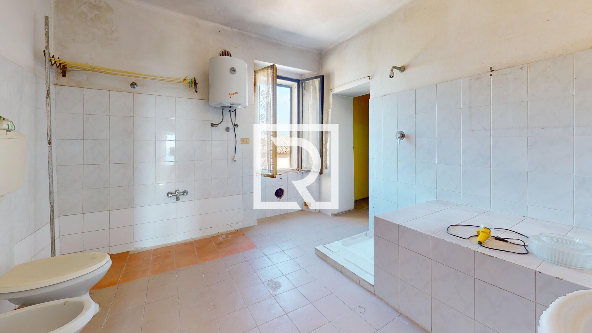 Via-Roma-Bathroom