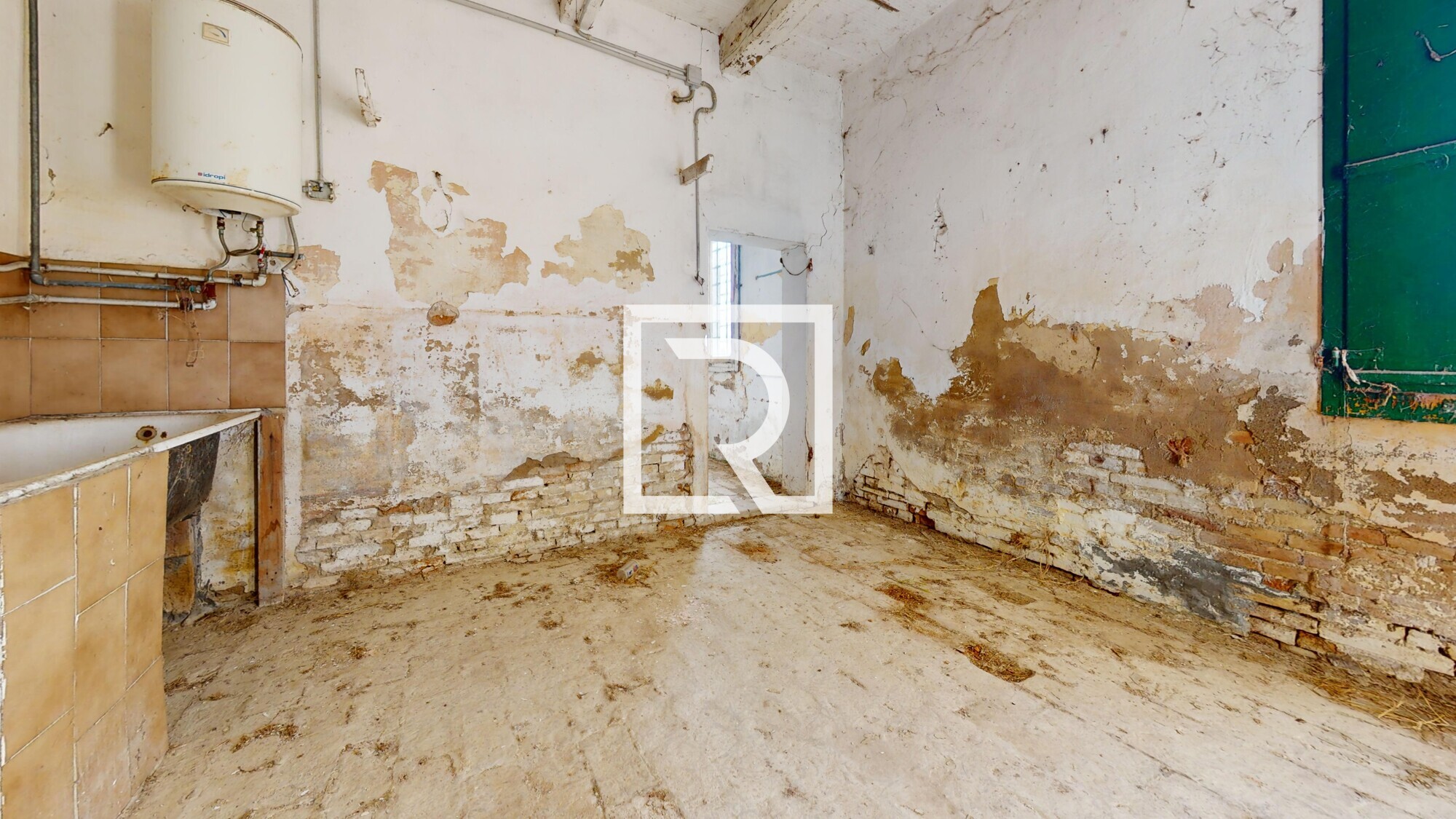 RUSTICO-CON-TERRENO-PRIVATO-Laundry