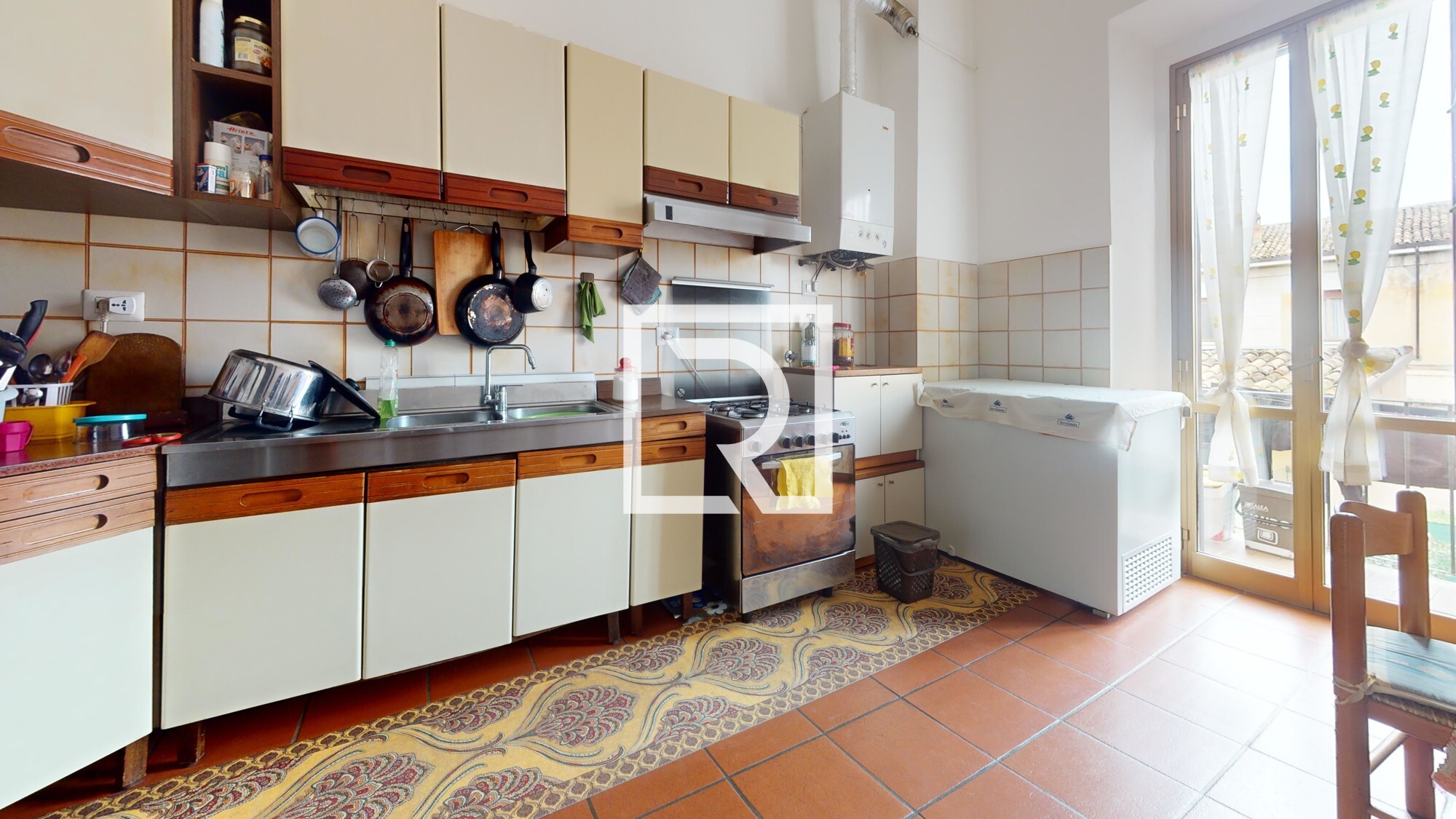 Quadrilocale-Via-Borghetto-Mozzo-2-Kitchen 1