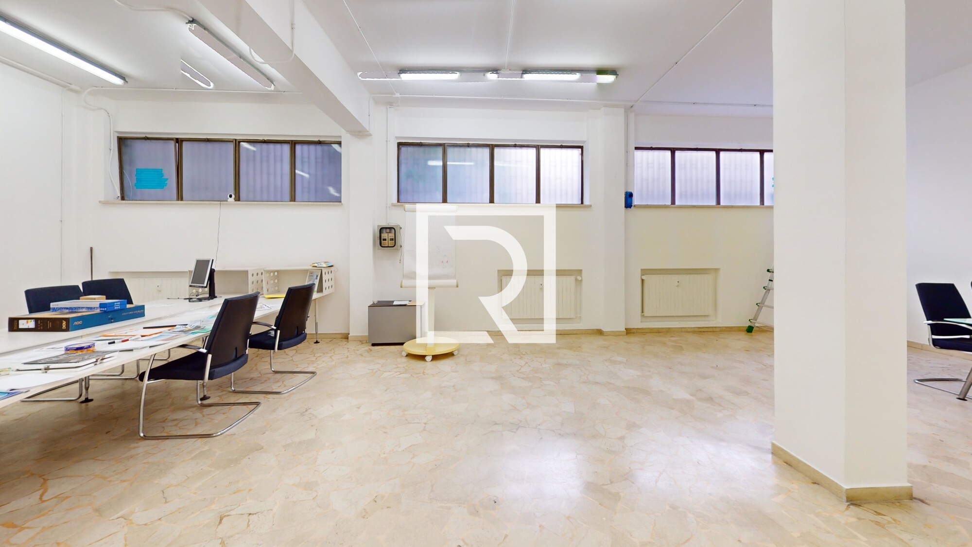 LOCALE-COMMERCIALE-DI-OLTRE-200-MQ-Photo-3