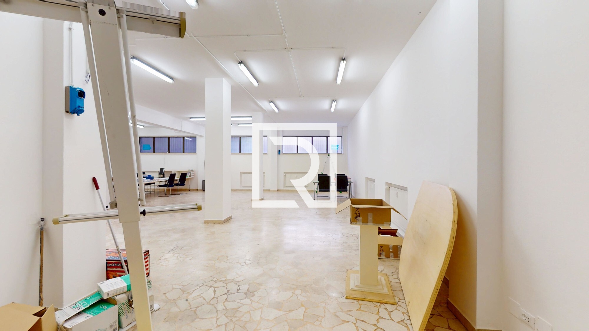 LOCALE-COMMERCIALE-DI-OLTRE-200-MQ-05072025_153423