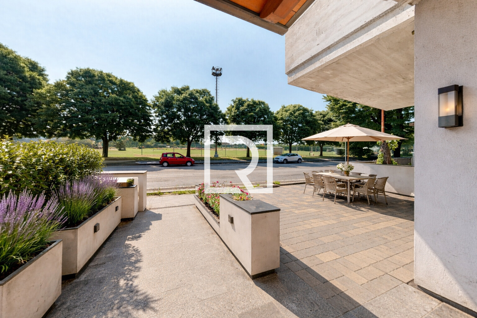 Patio moderno con vista sulla strada