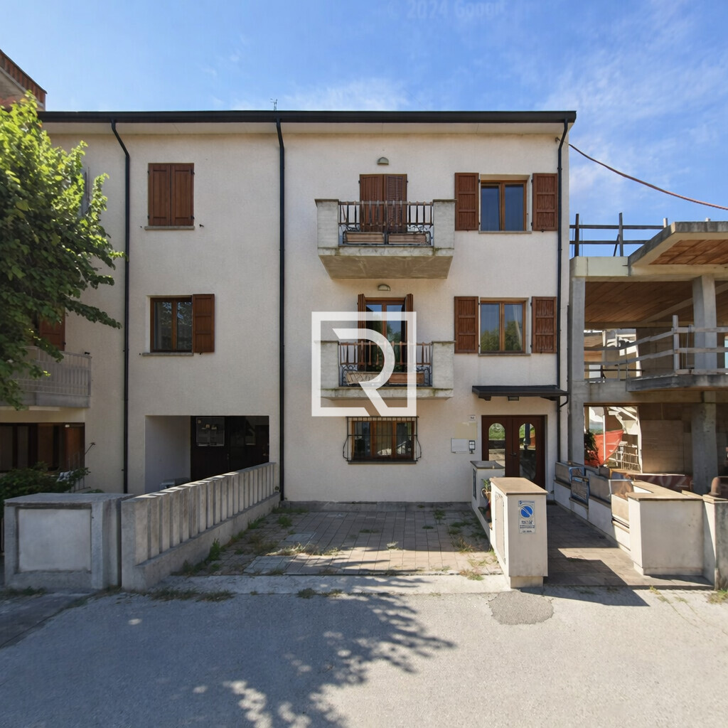 Casa con balconi e portone in legno