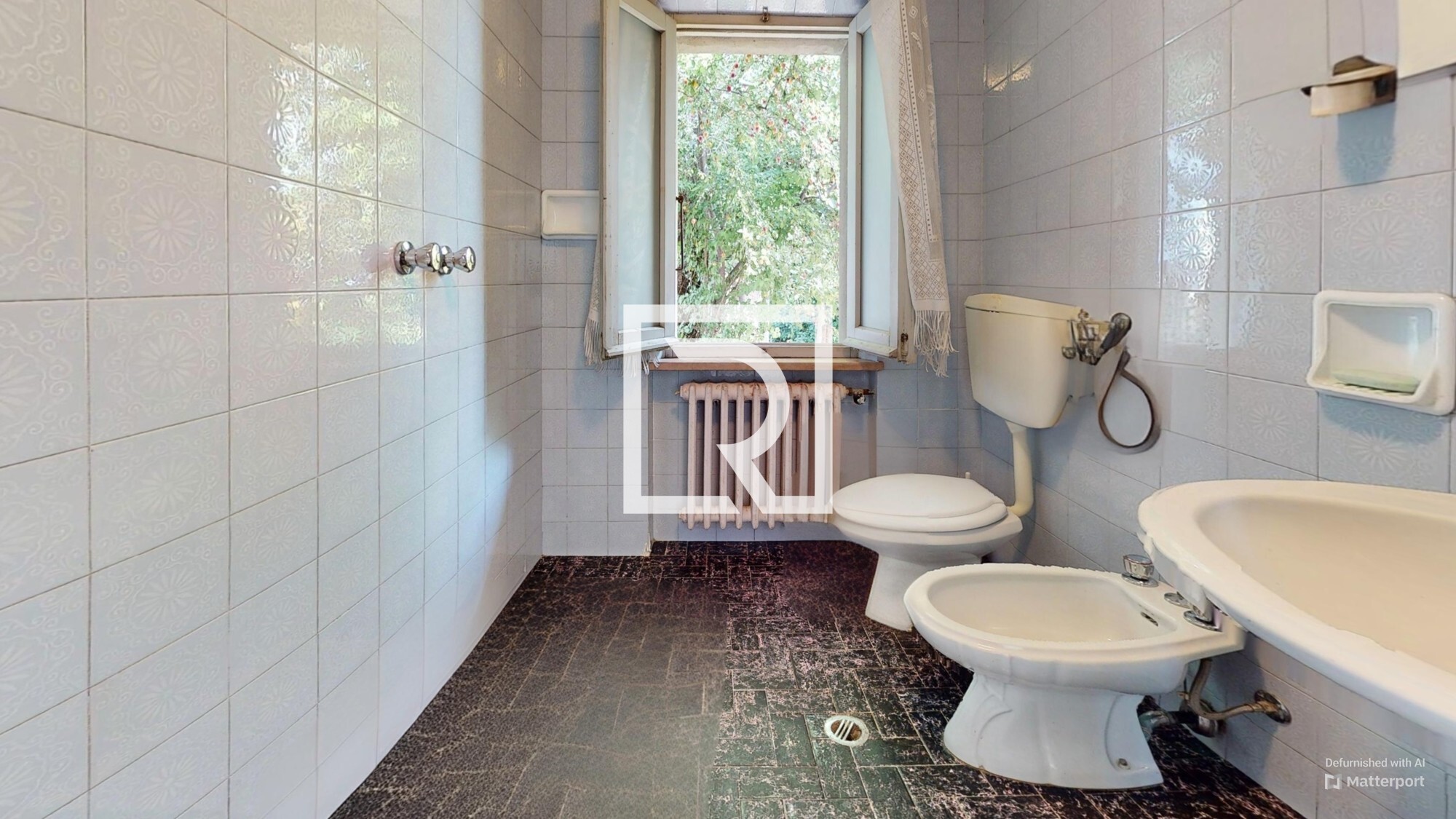 Bathroom-Defurnished (4)