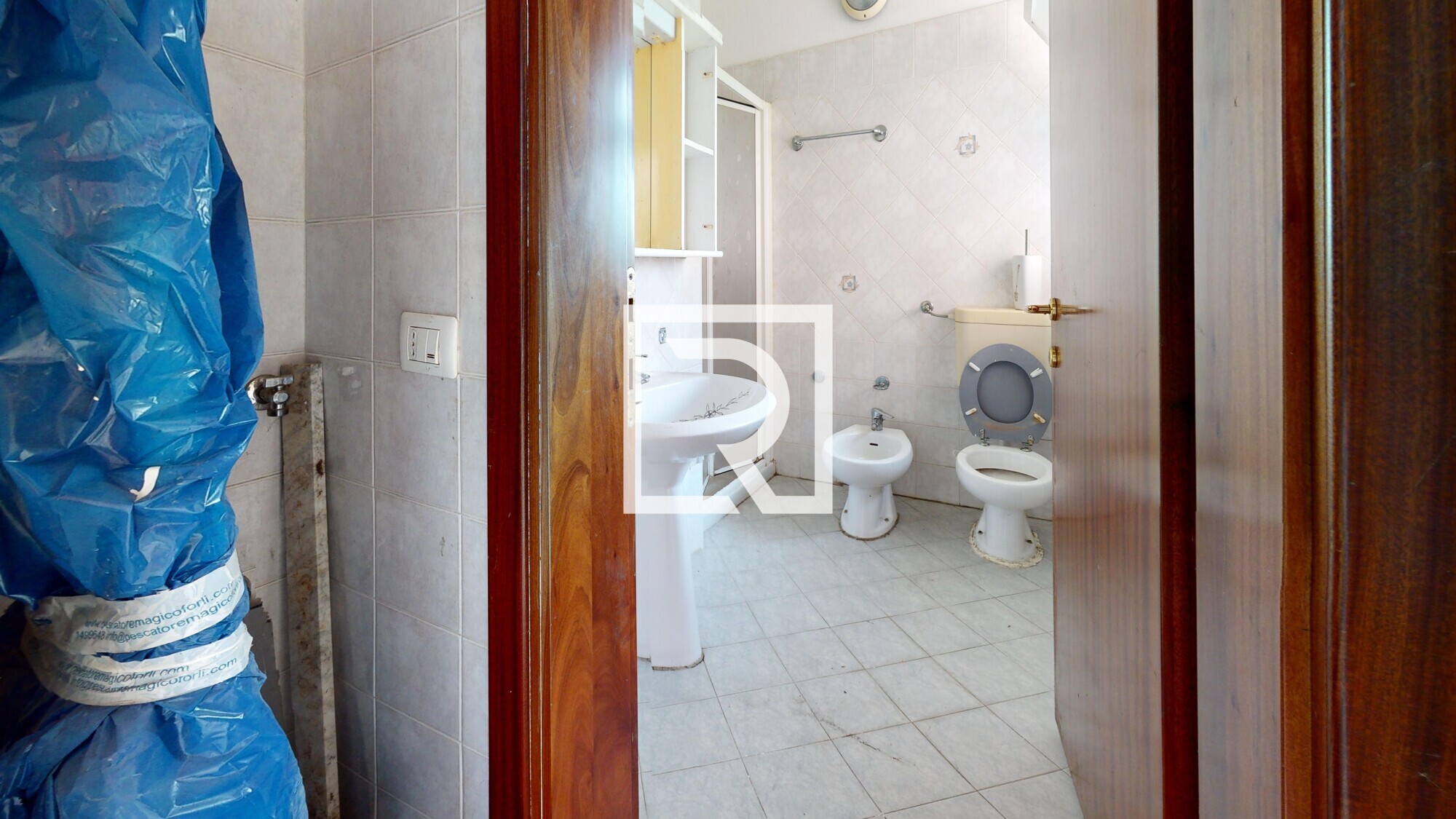 TRILOCALE-CON-INGRESSO-INDIPENDENTE-CON-CORTE-E-GARAGE-DI-PROPRIETA-Bathroom 1
