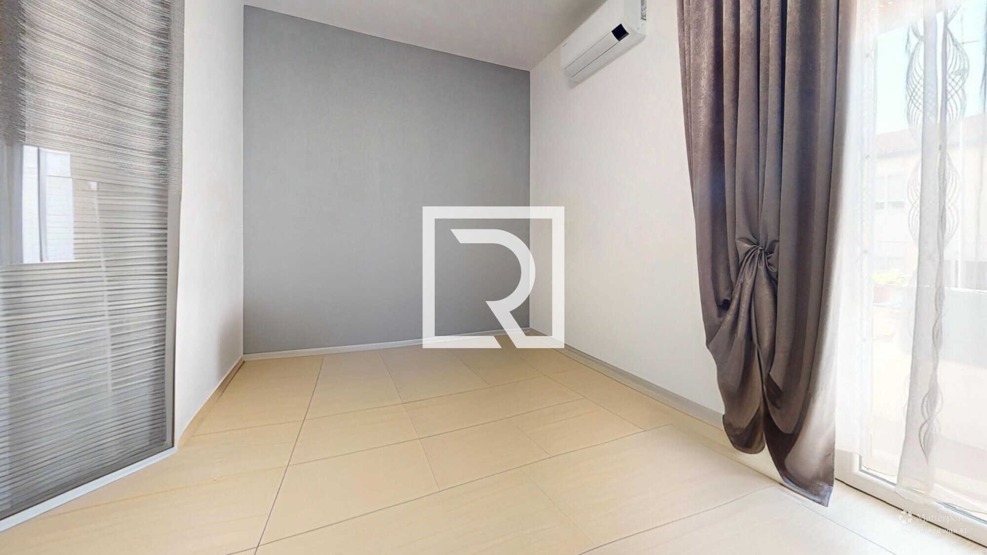 TRILOCALE-PIANO-PRIMO-CON-CANTINA-E-GARAGE-Living-Room-Defurnished 1