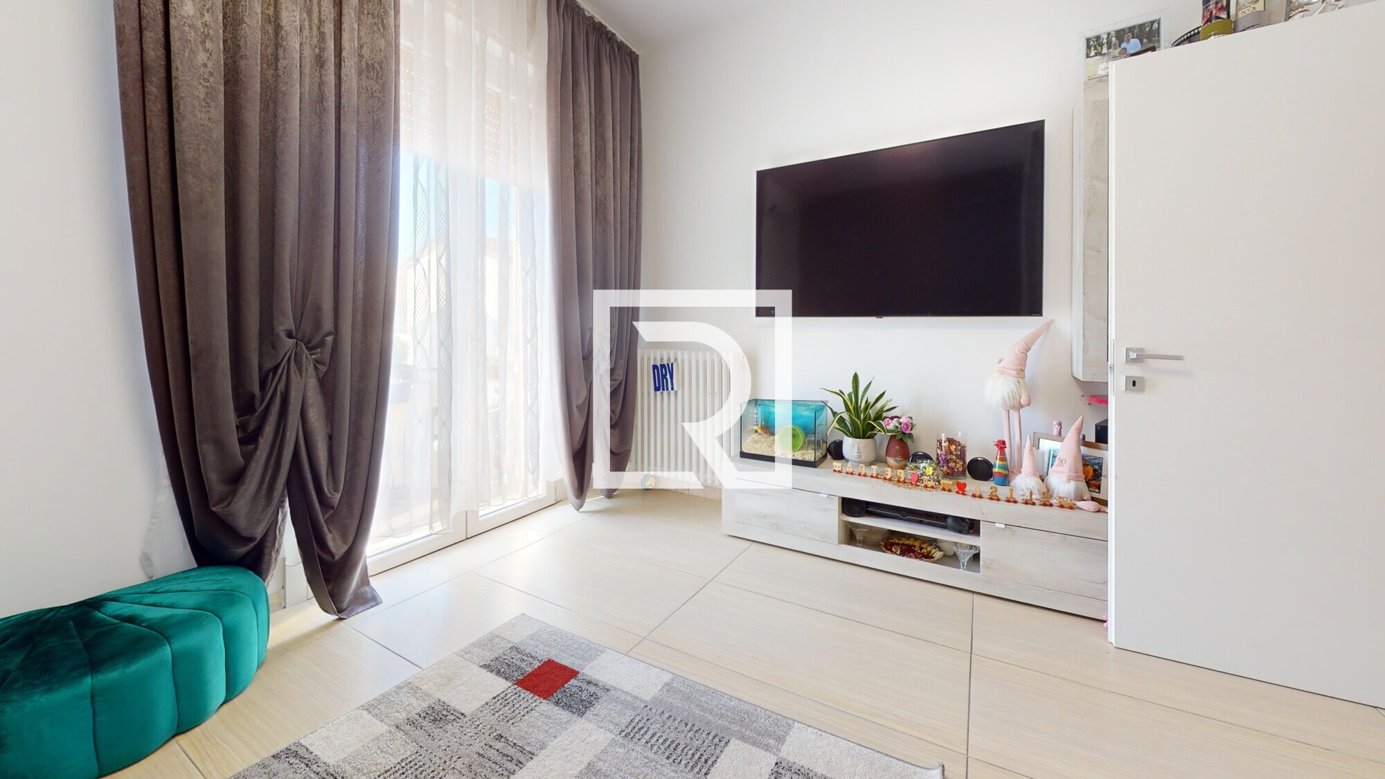 TRILOCALE-PIANO-PRIMO-CON-CANTINA-E-GARAGE-Living-Room 1