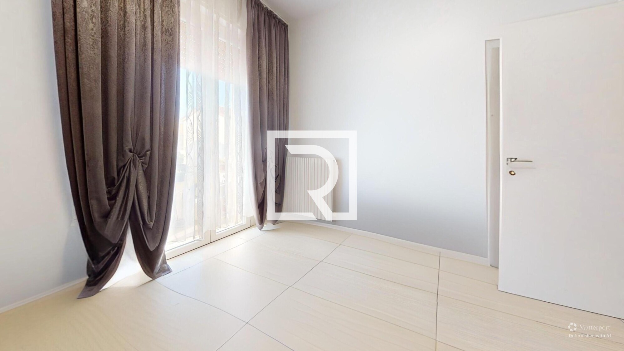 TRILOCALE-PIANO-PRIMO-CON-CANTINA-E-GARAGE-Living-Room-Defurnished