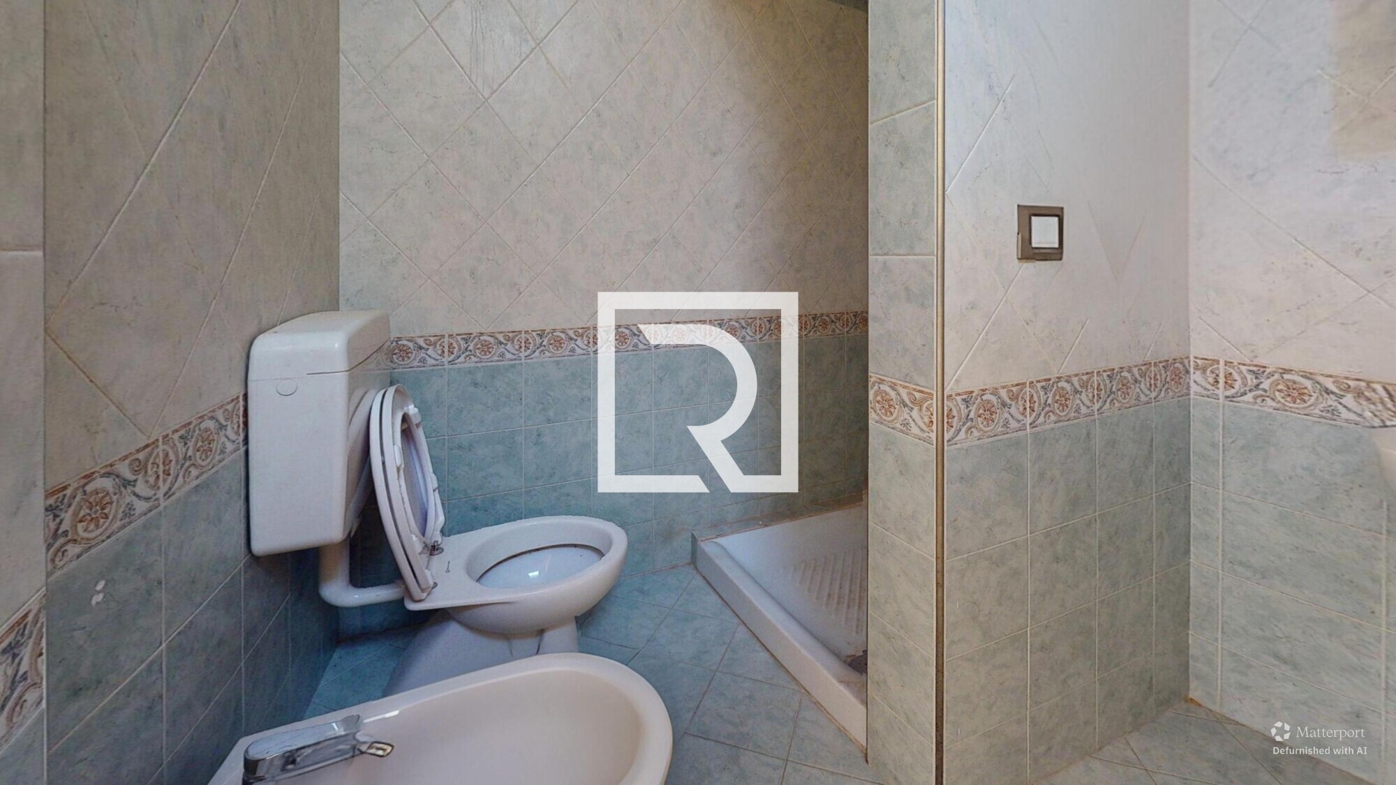 CASA--Bathroom-Defurnished