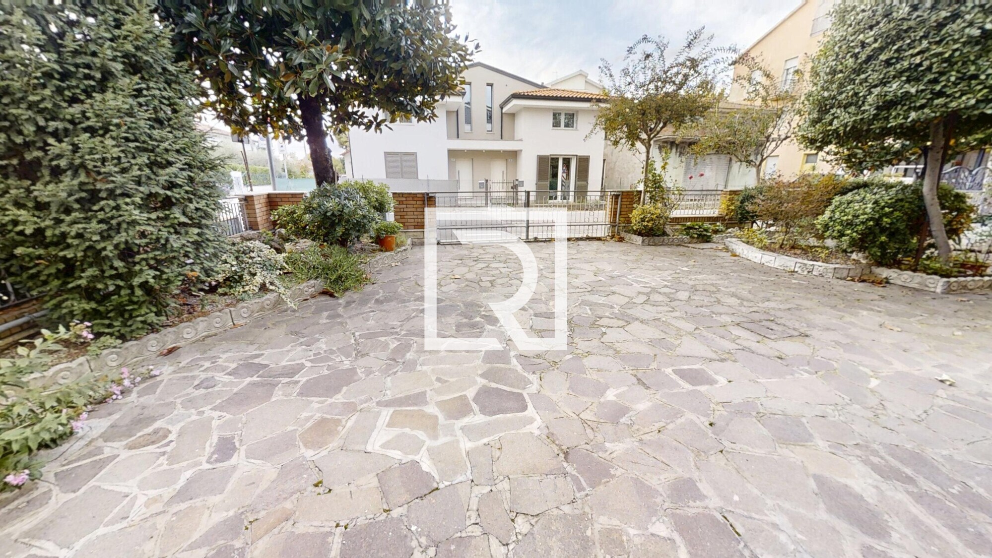 APPARTAMENTO-PIANO-TERRA-CON-GIARDINO-PRIVATO-E-GARAGE-11292025_104055