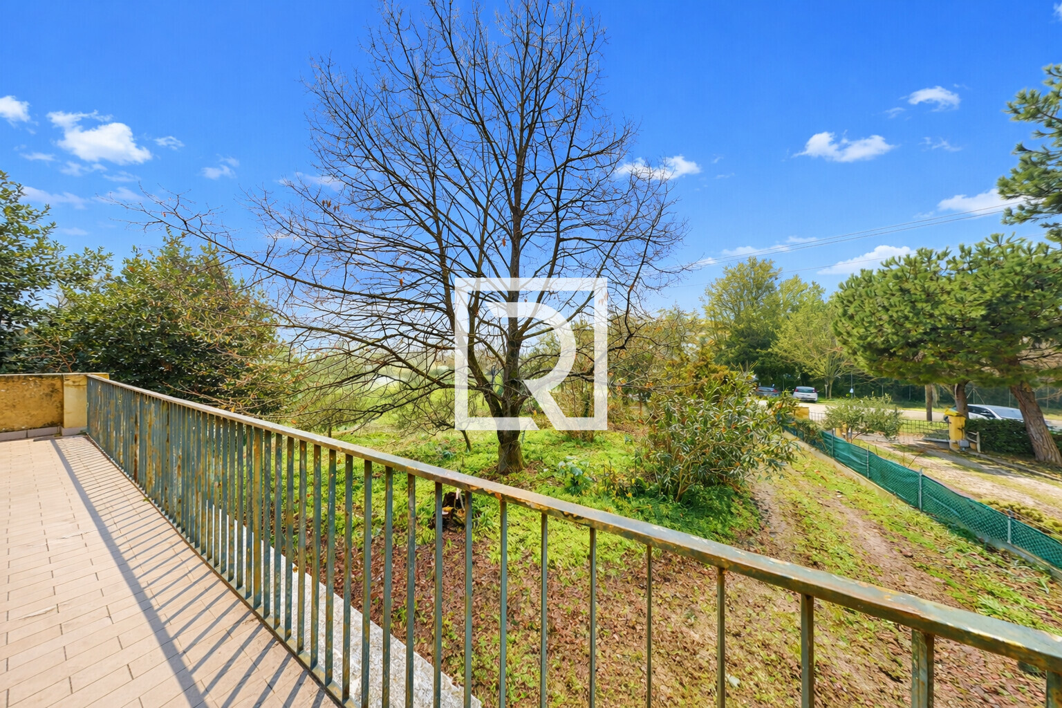 Balcone su paesaggio campestre soleggiato