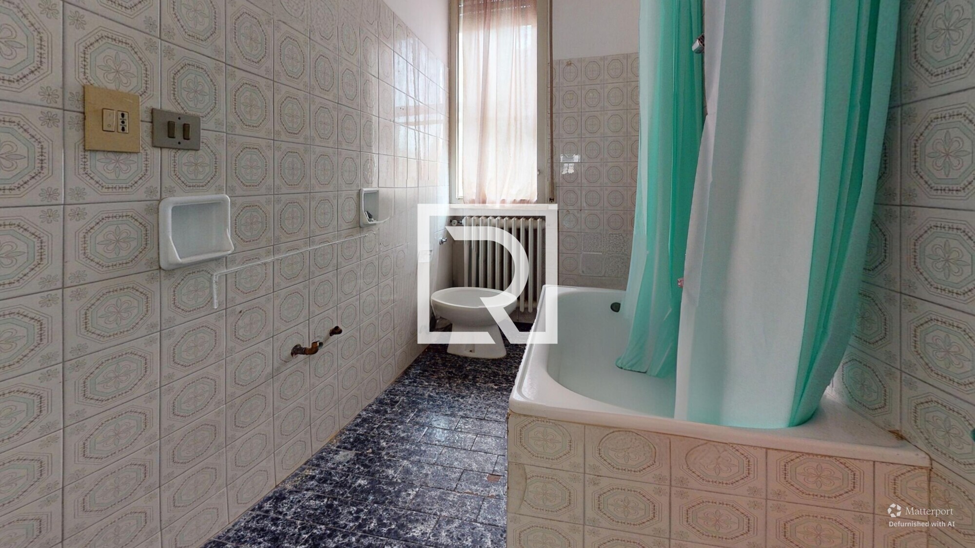 Bathroom-Defurnished (1)