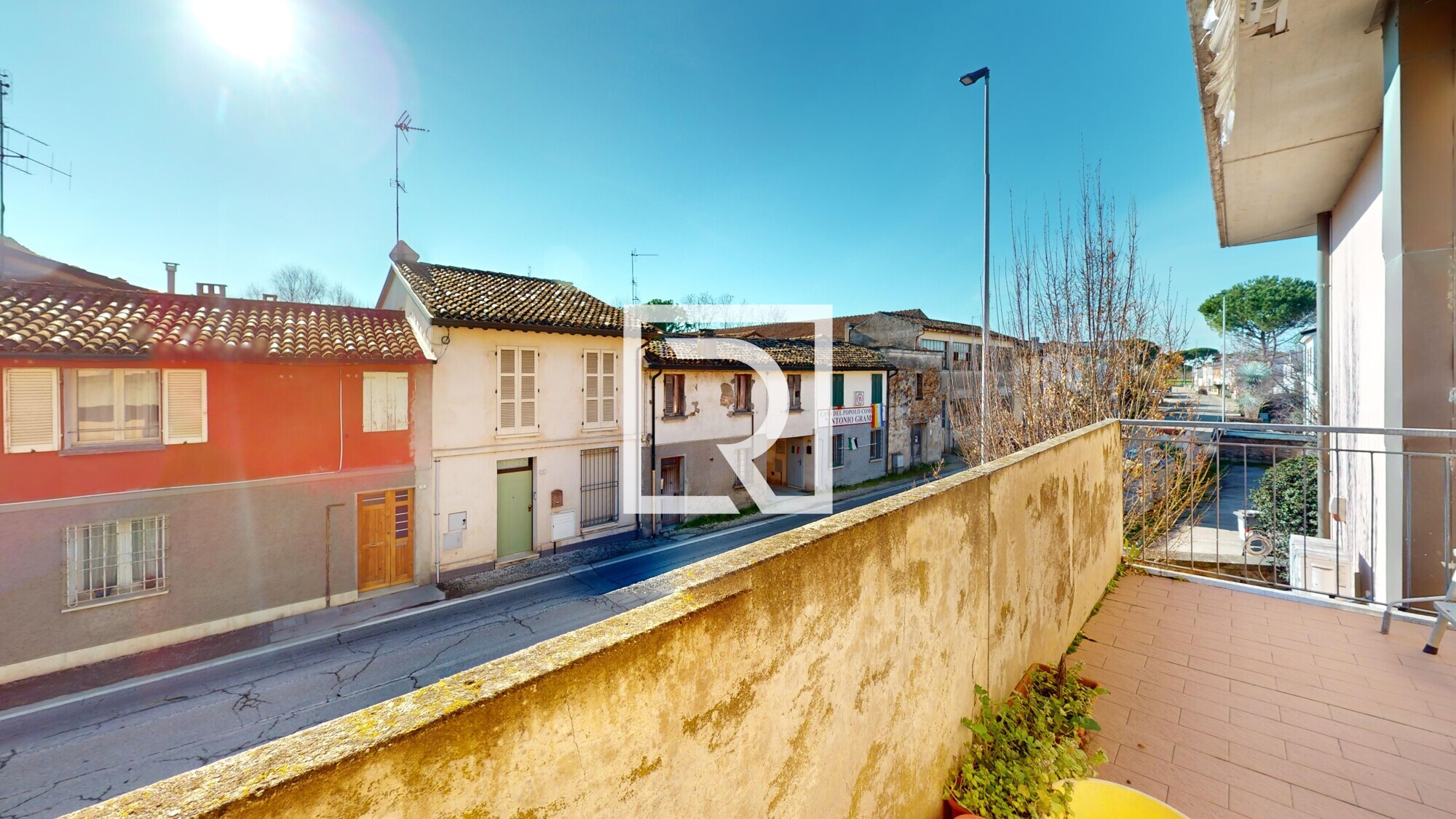 TRILOCALE-CON-CANTINA-E-POSTO-AUTO-Balcony