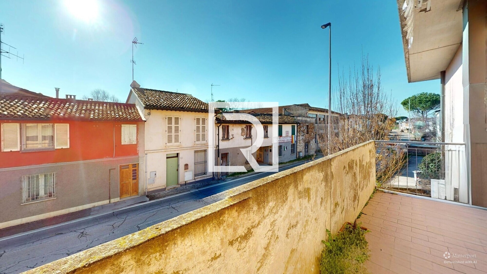 TRILOCALE-CON-CANTINA-E-POSTO-AUTO-Balcony-Defurnished