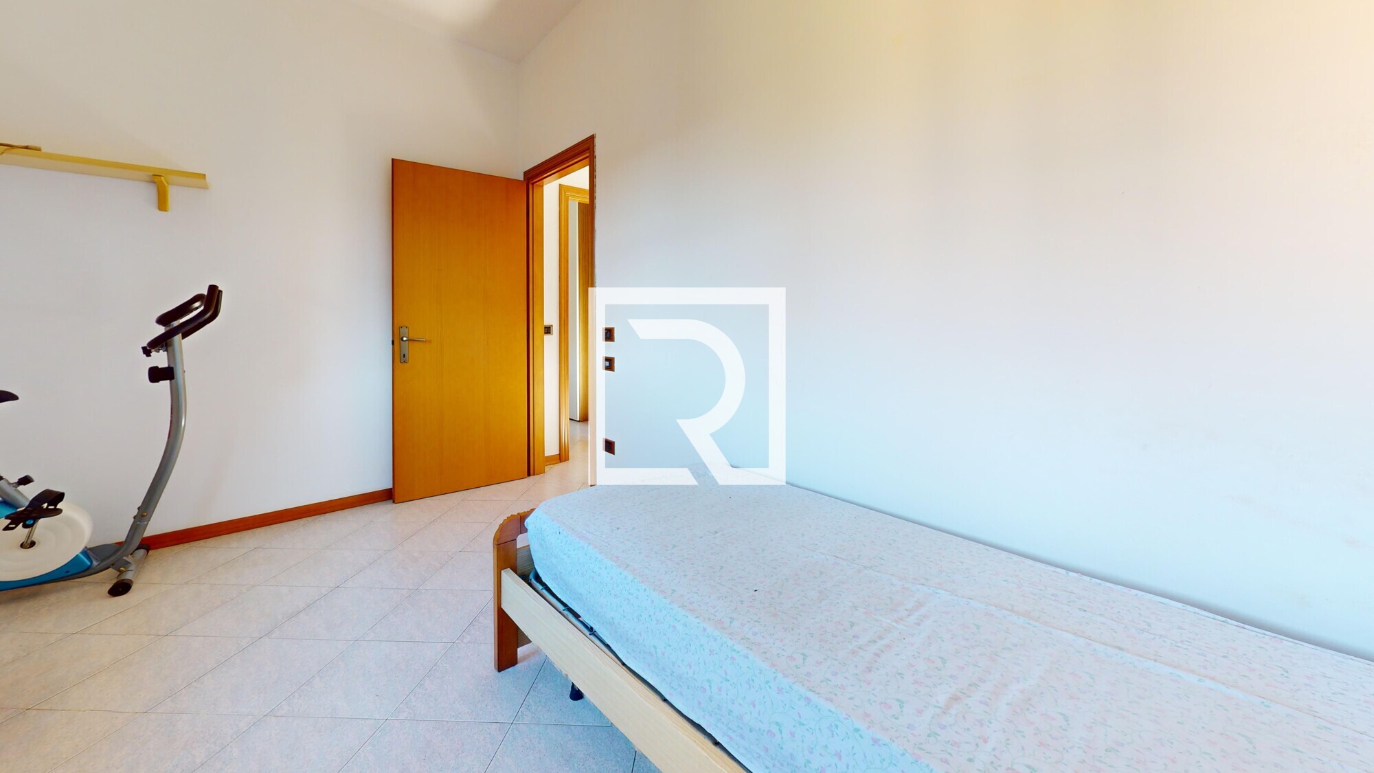 TRILOCALE-CON-CANTINA-E-POSTO-AUTO-Bedroom