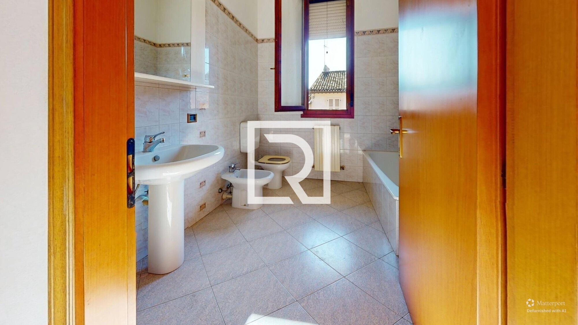 TRILOCALE-CON-CANTINA-E-POSTO-AUTO-Bathroom-Defurnished