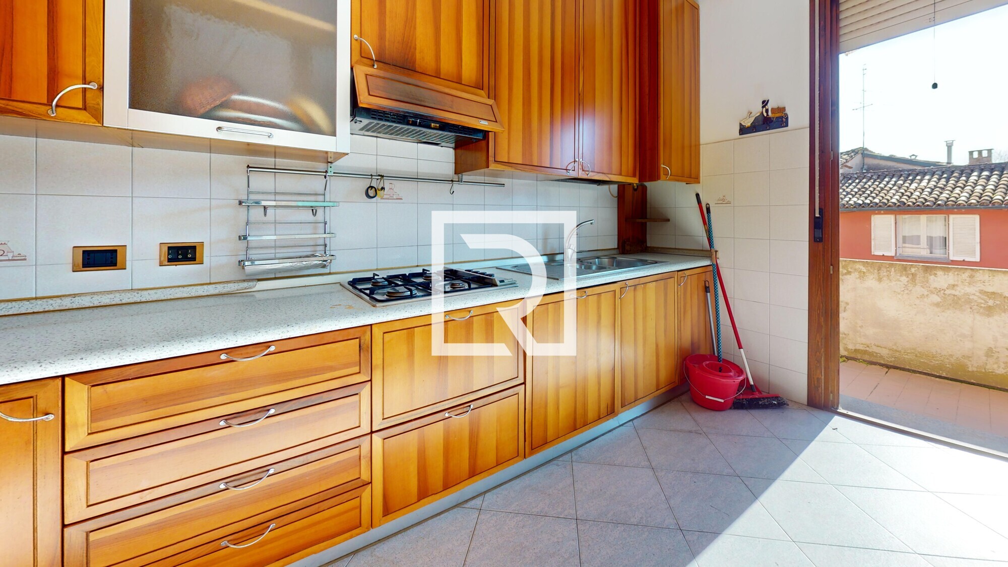TRILOCALE-CON-CANTINA-E-POSTO-AUTO-Kitchen