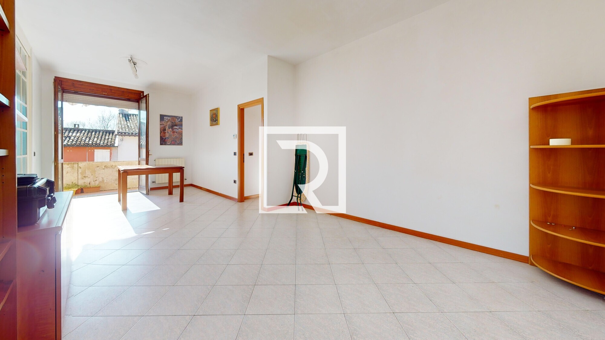 TRILOCALE-CON-CANTINA-E-POSTO-AUTO-Hallway