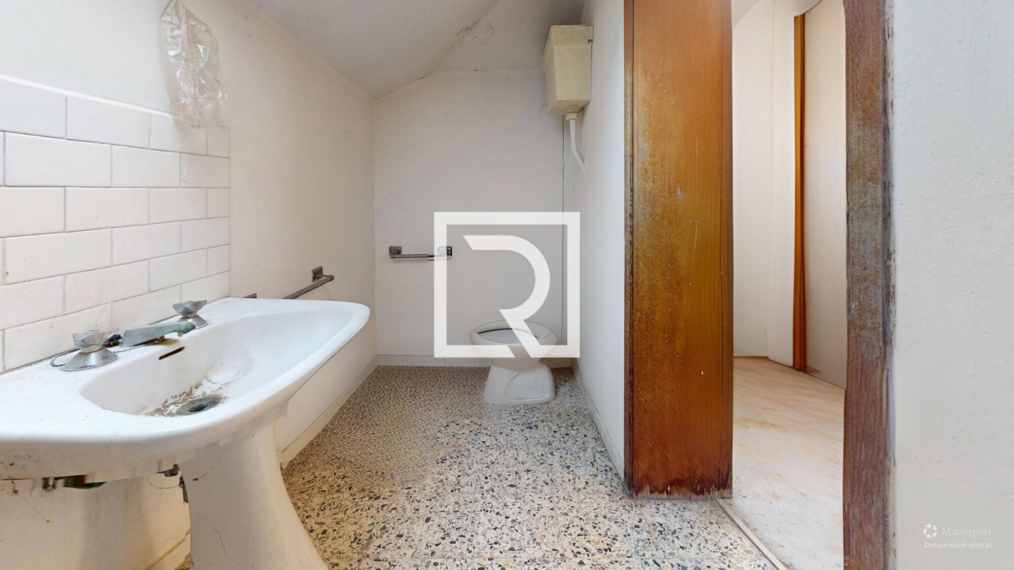 Bathroom-Defurnished (5)