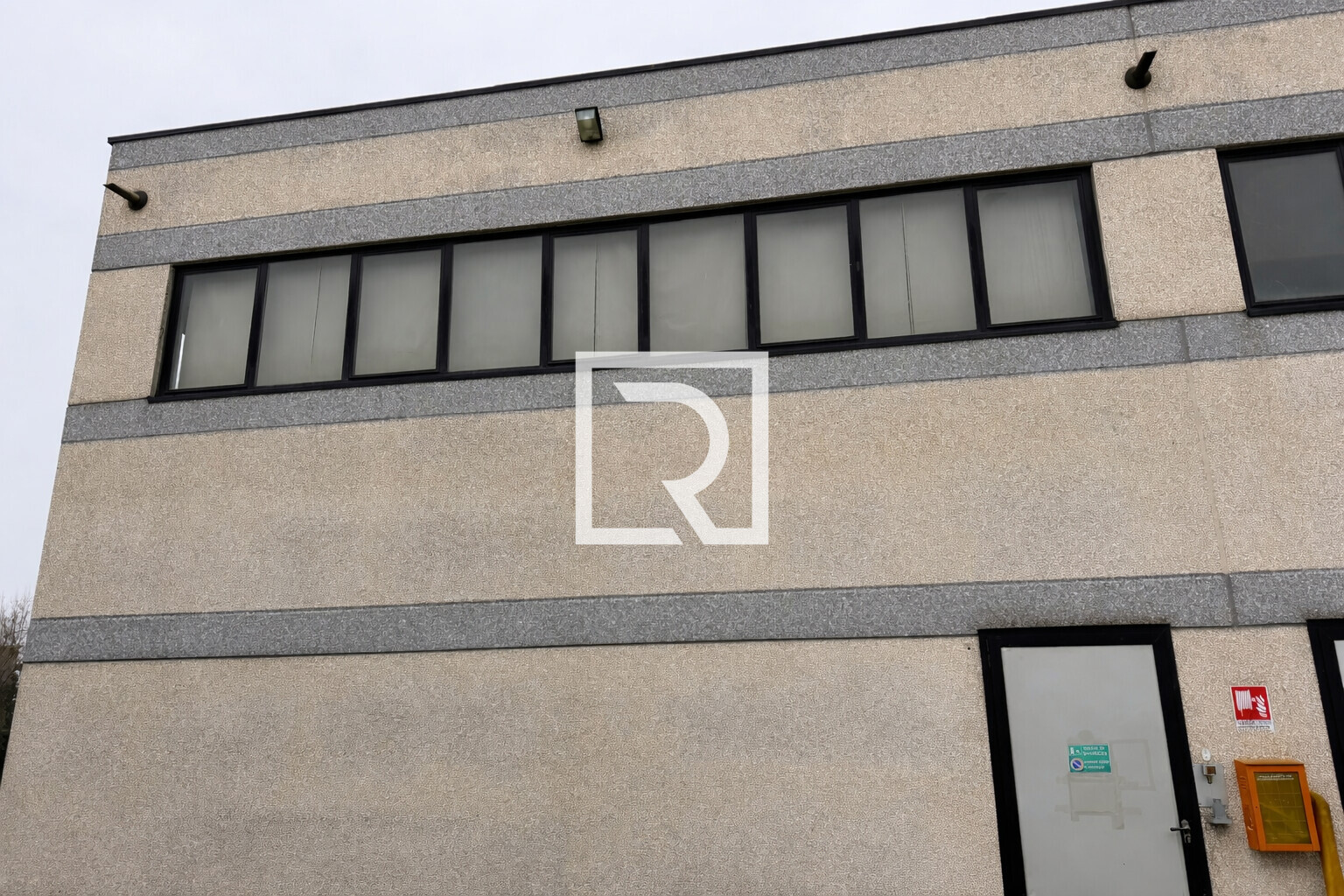 Facciata moderna di un edificio industriale